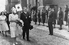 840962 Afbeelding van koningin Juliana en burgemeester mr. L.H.N.F.M. Bosch ridder van Rosenthal, die samen met een ...